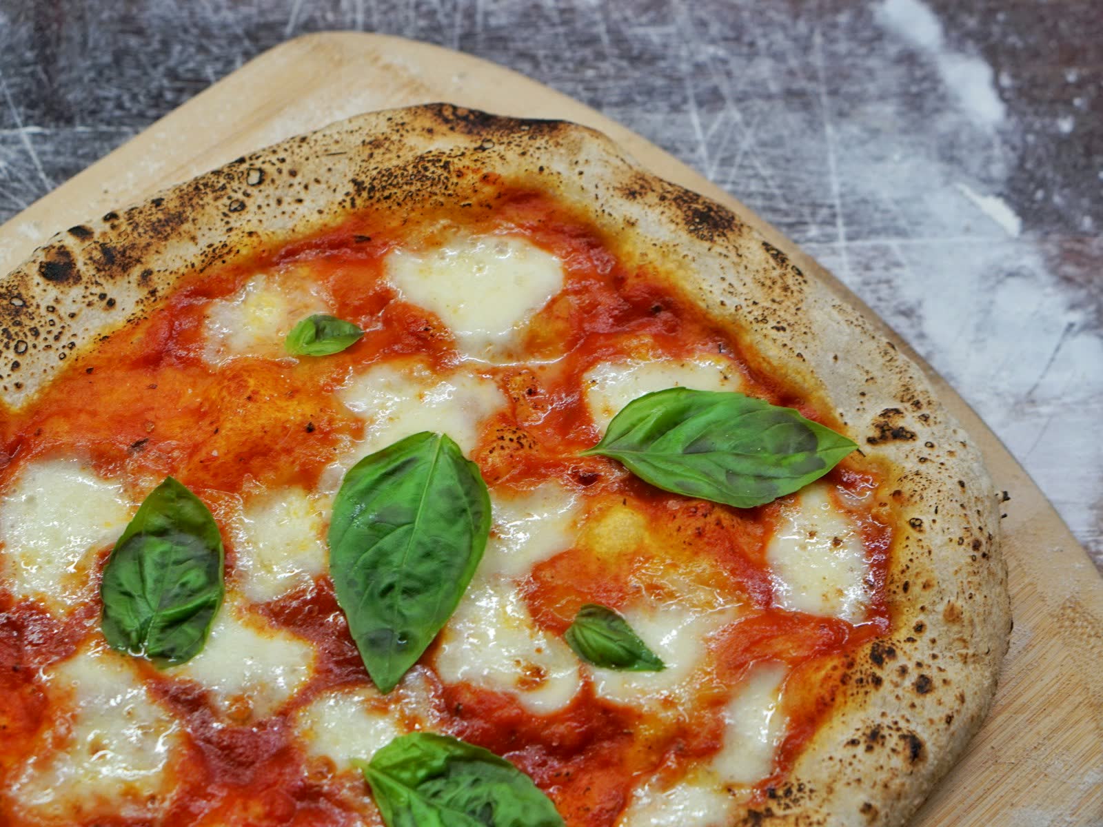 Margherita auf Holzbrett