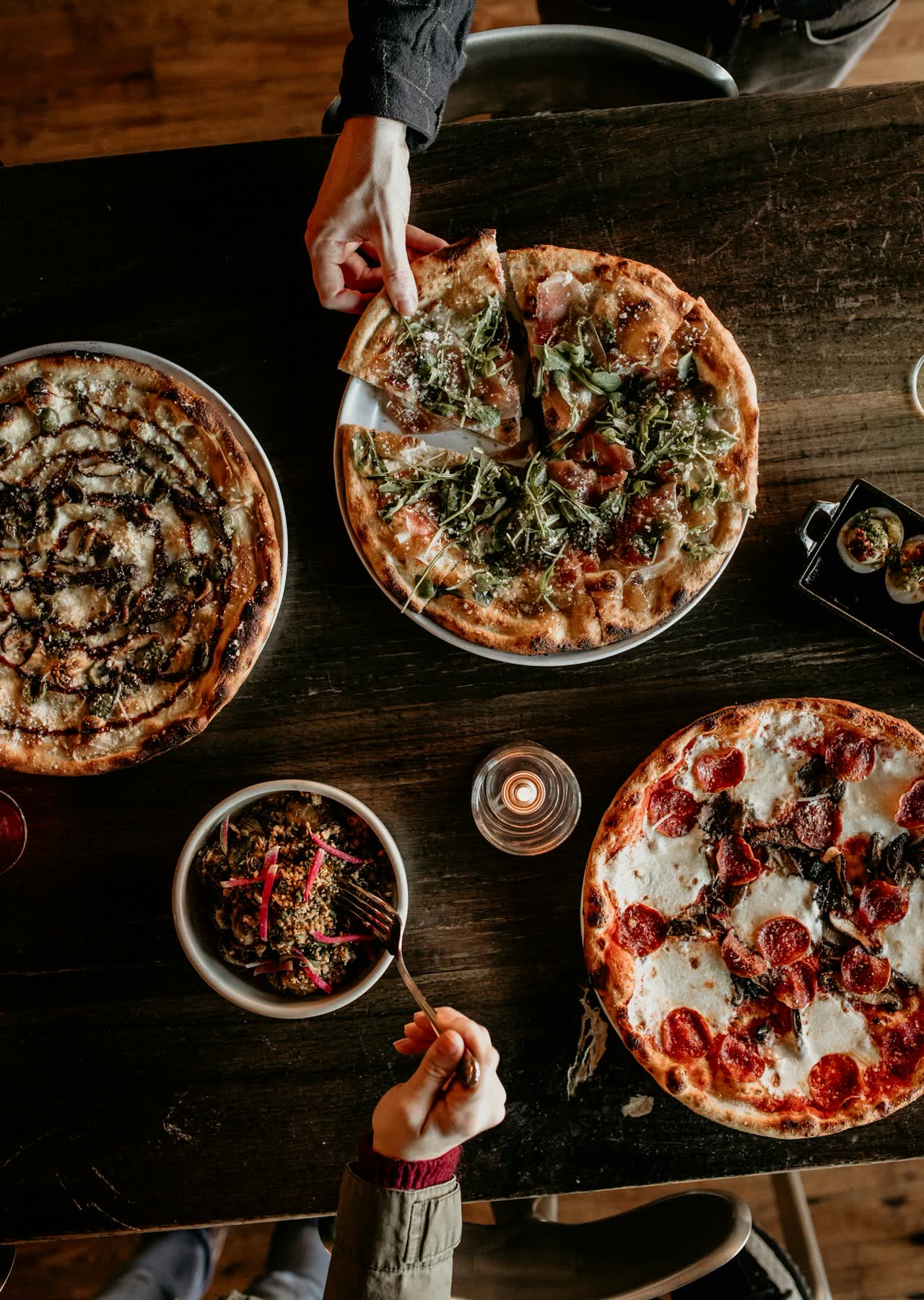 Pizzen auf dem Tisch von oben