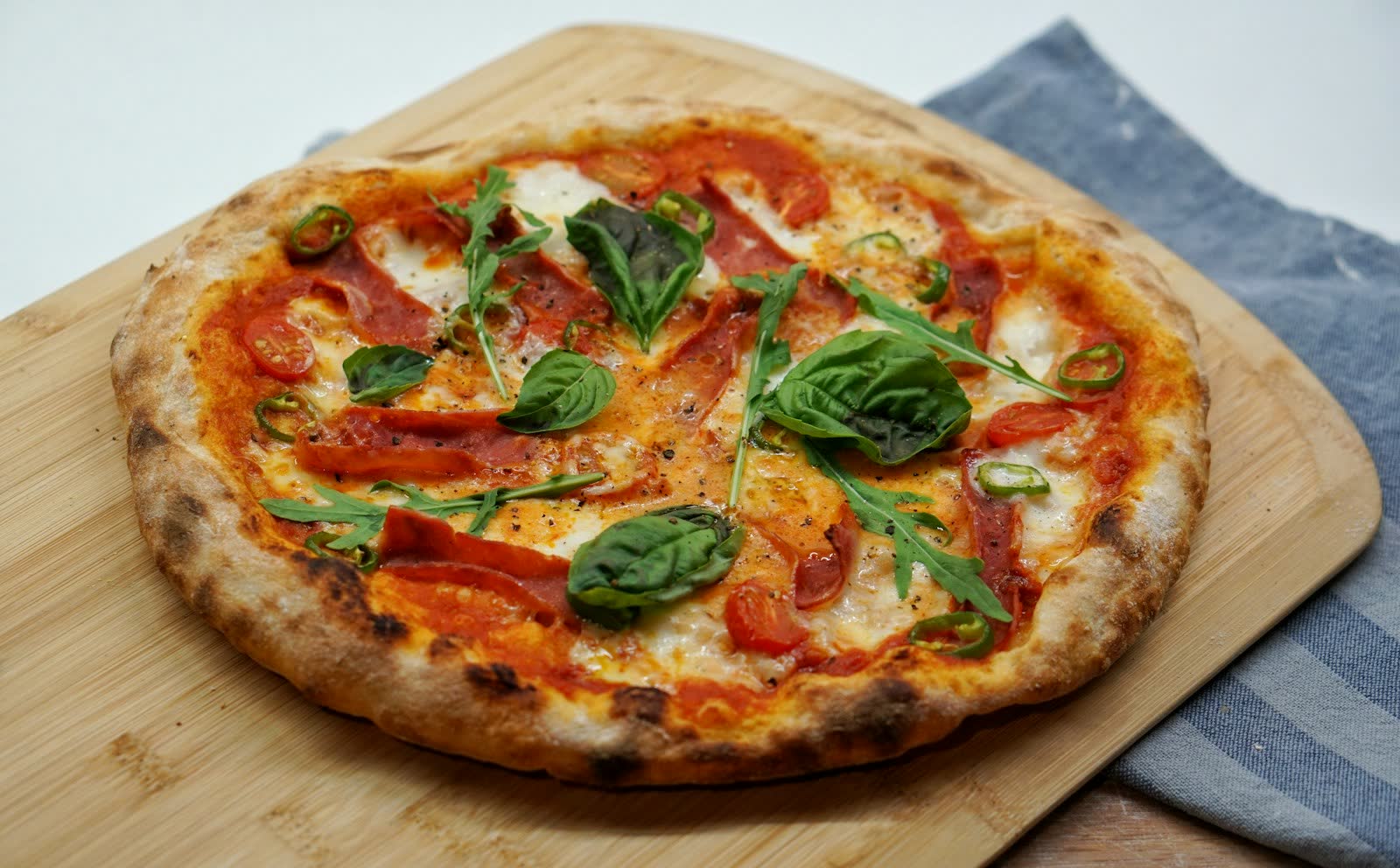 Pizza mit Basilikum