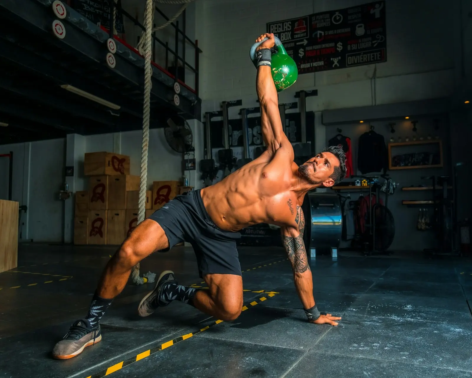 Athlet stemmt eine Kettlebell über Kopf