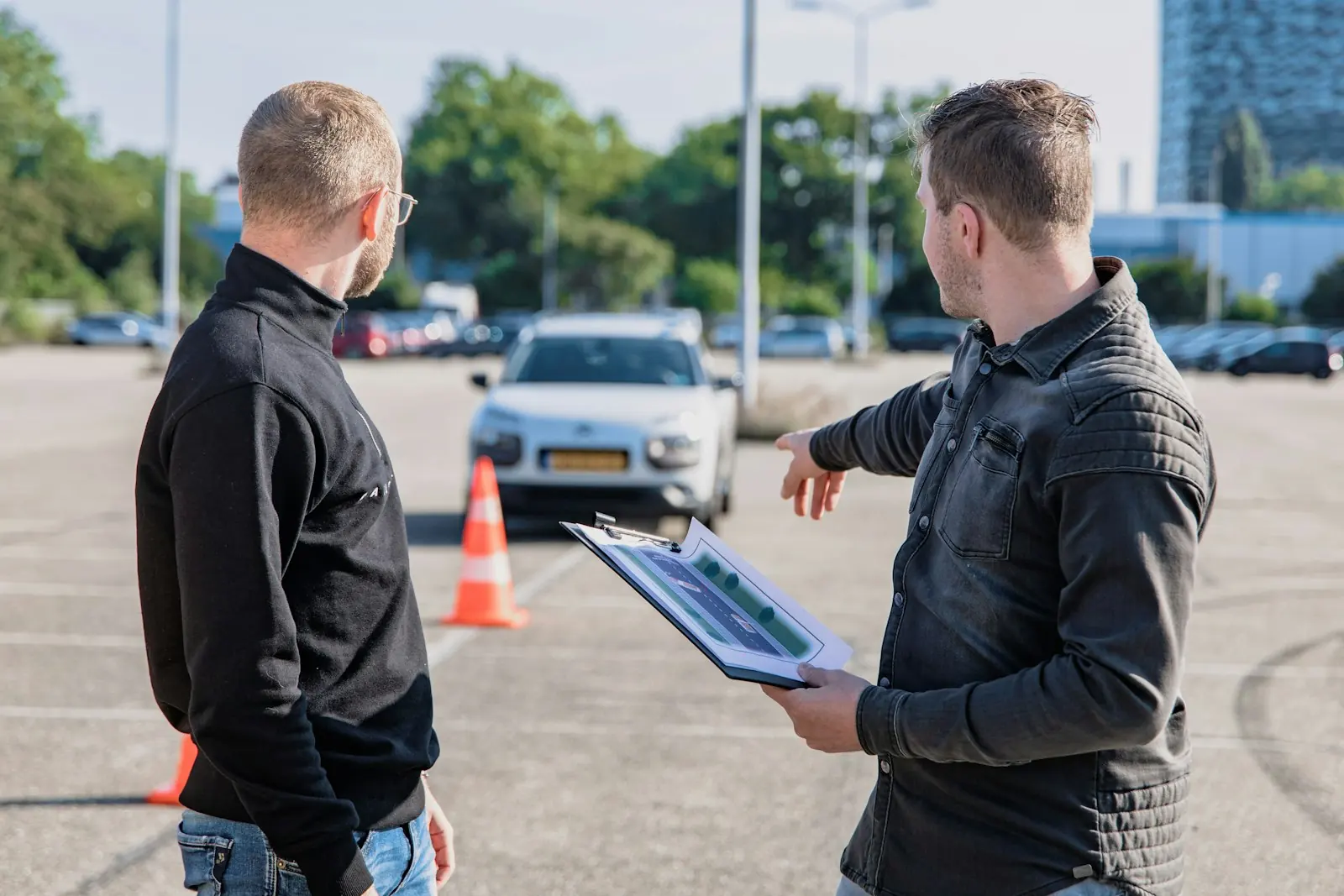 Fahrlehrer erklärt die Übung am Übungsplatz