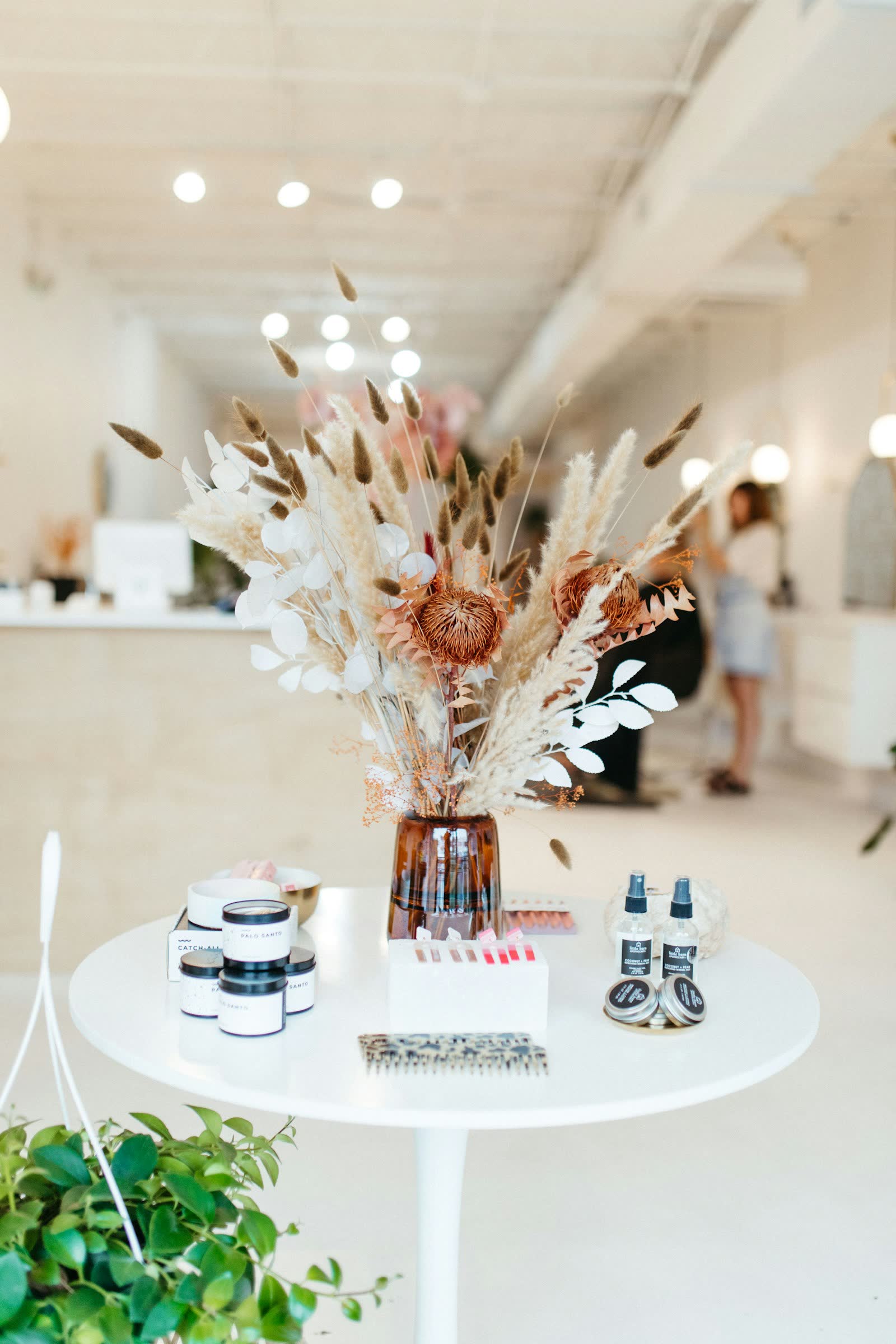 Helles Studio mit Blumen